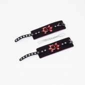 Черные кожаные наручники с красным декором и строчкой - Crazy Handmade - купить с доставкой в Твери