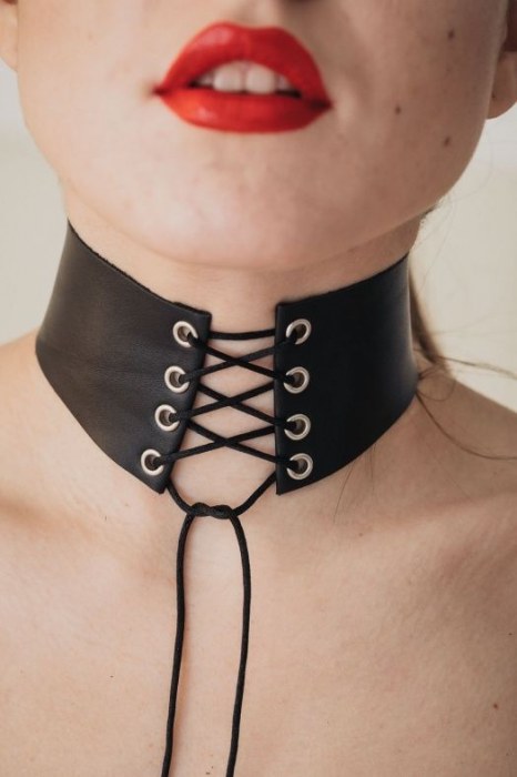 Оригинальный чокер со шнуровкой впереди - БДСМ Арсенал - купить с доставкой в Твери