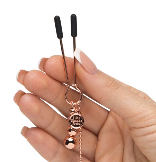 Золотистые зажимы для сосков и клитора All Sensation Nipple and Clitoral Chain - Fifty Shades of Grey - купить с доставкой в Твери